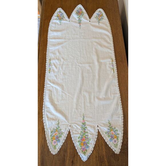 Vintage Hand Embroidered Table Dresser Runner Lace Edge Flowers 39" x 16" - Picture 5 of 8